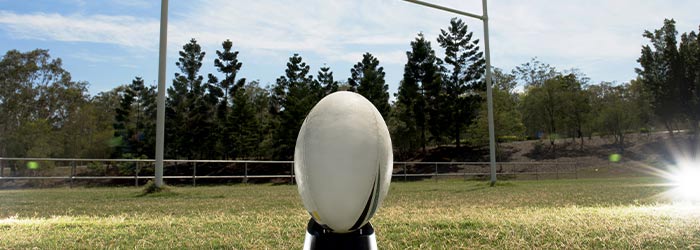 Rugbyboll uppställd för spark